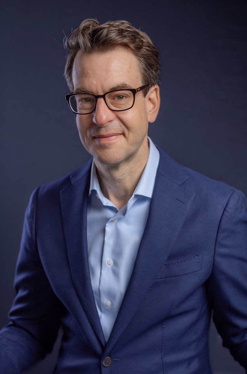 Consistent studio executive portrait — corporate portrait photographer The Hague