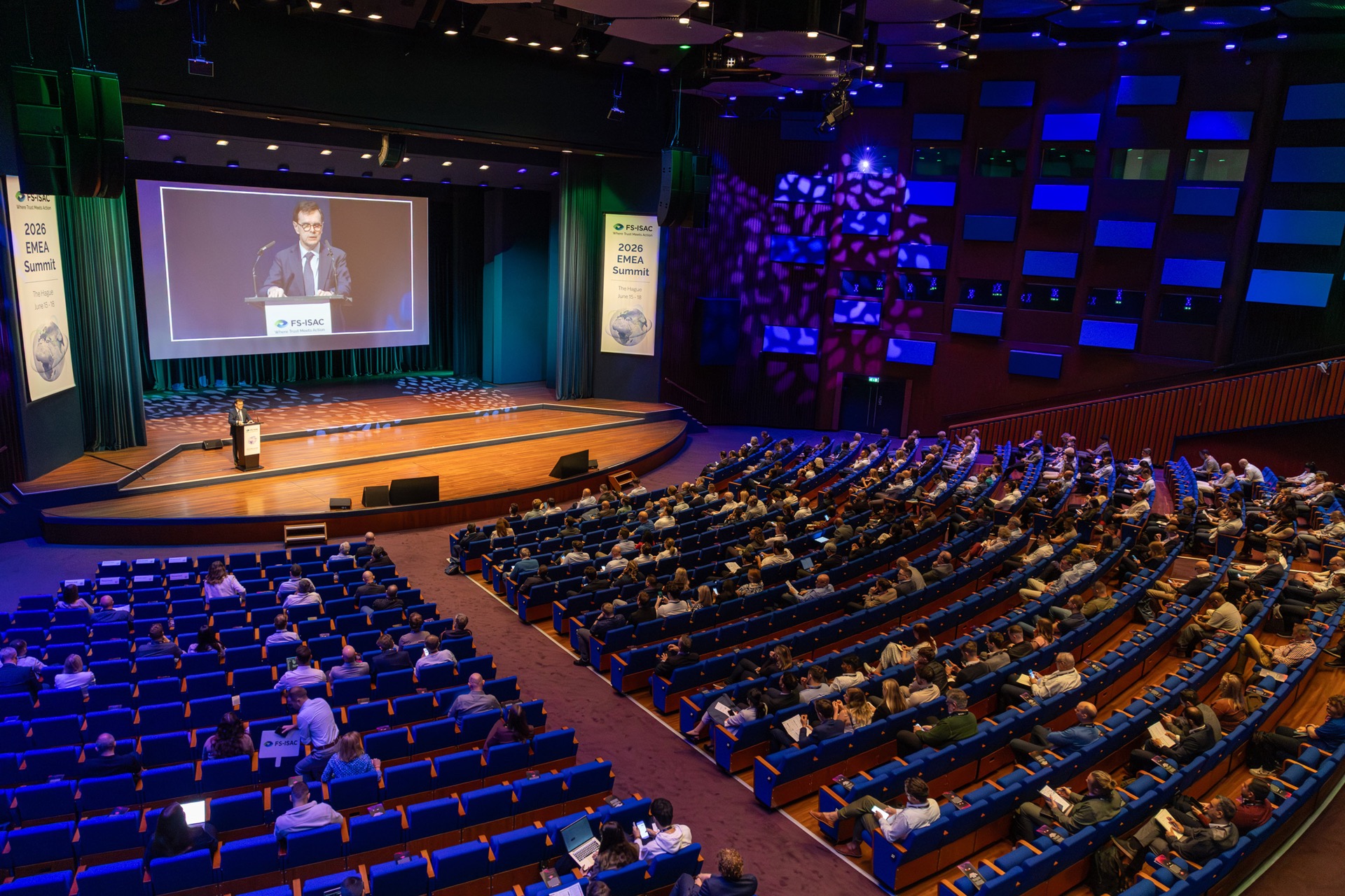 Volle zaal tijdens internationale summit World Forum Den Haag