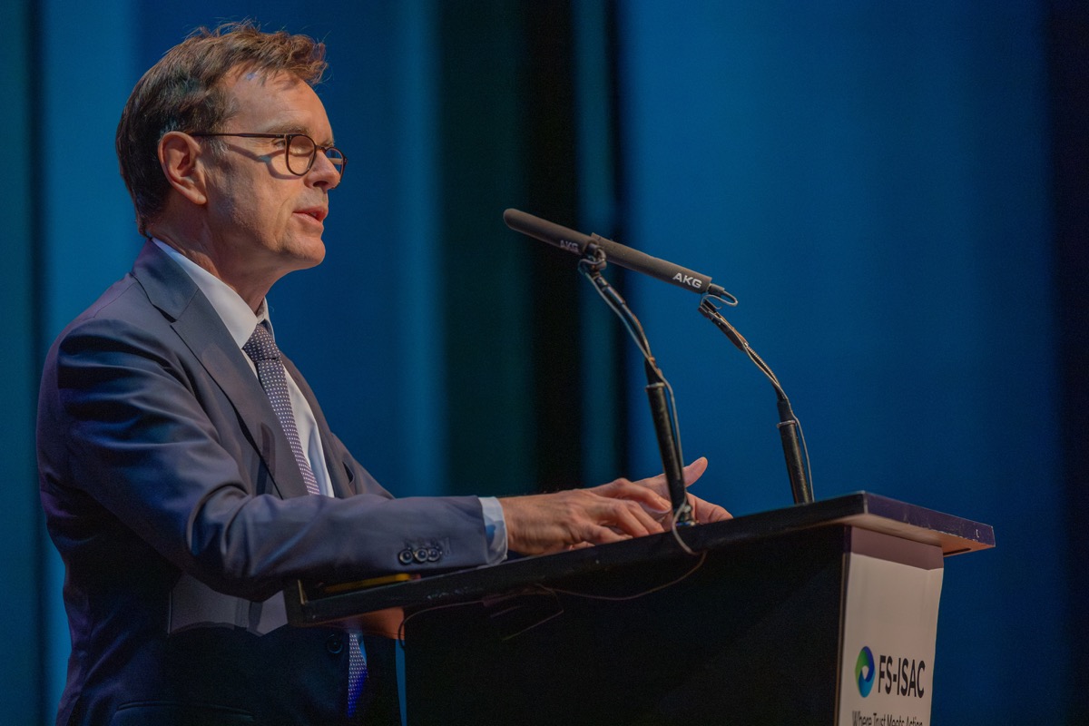 Spreker achter katheder op congreslocatie