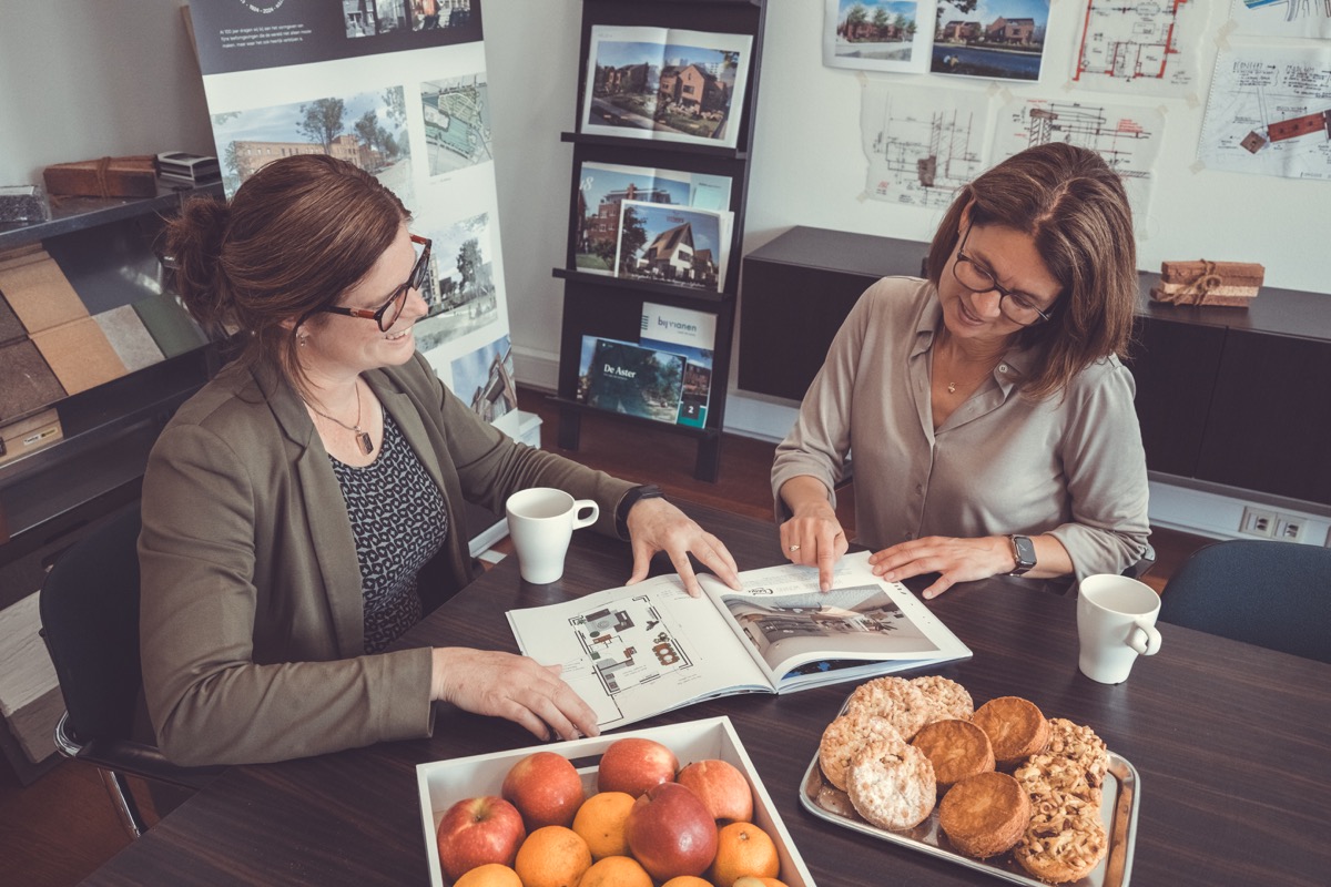 Bedrijfsfotograaf Den Haag — zakelijk overleg in architectenbureau