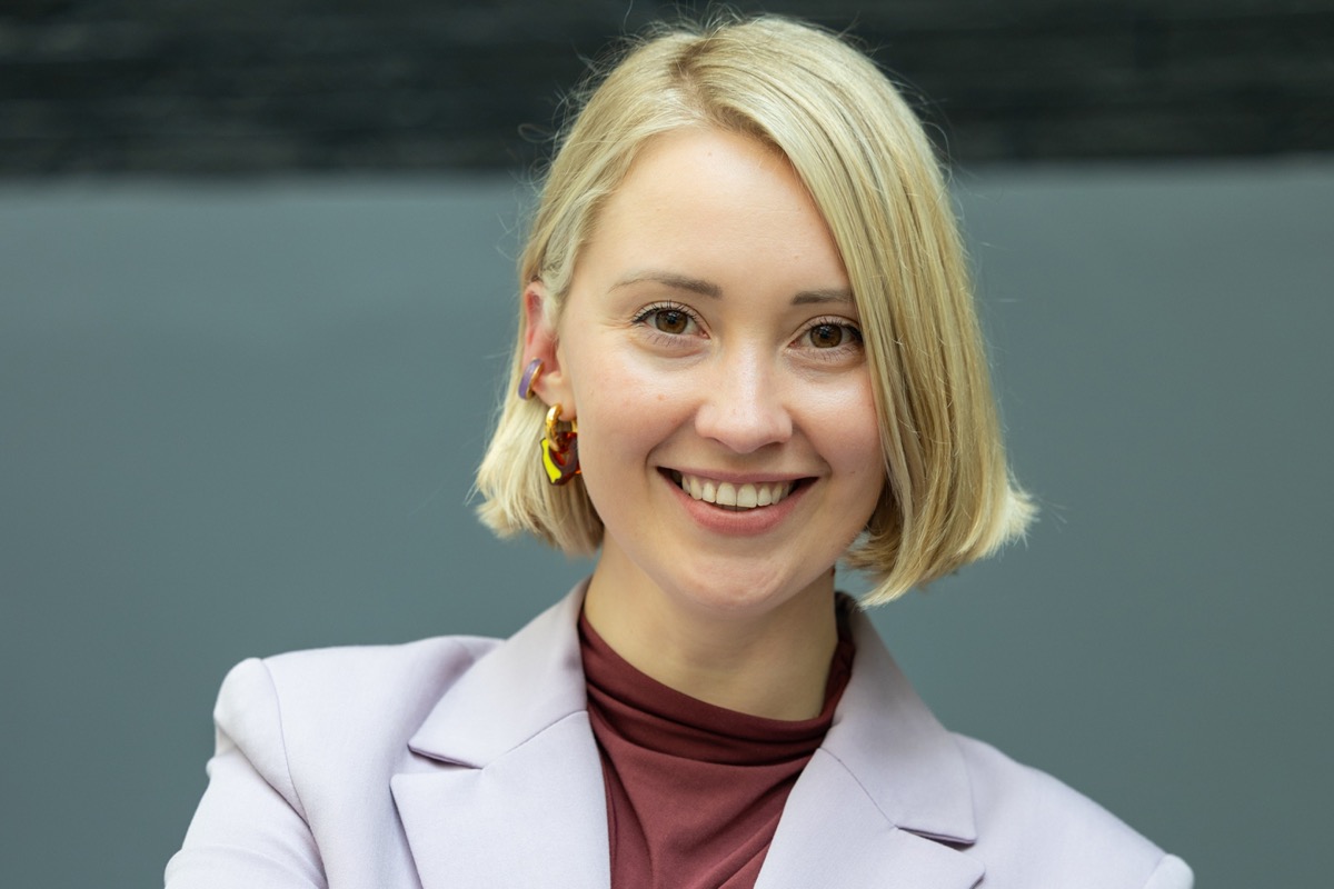 Zakelijk portret jonge professional op congreslocatie