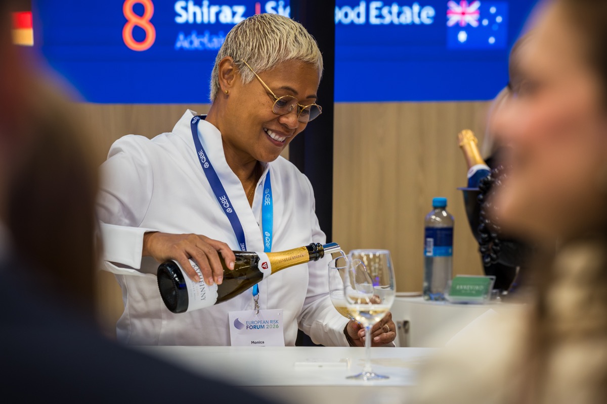 QBE-stand tijdens netwerkborrel — sfeerbeeld beursfotografie Rotterdam