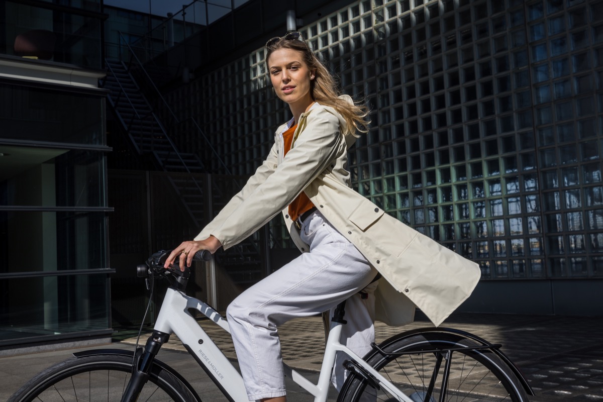 Vrouw op Riese & Müller e-bike voor campagne