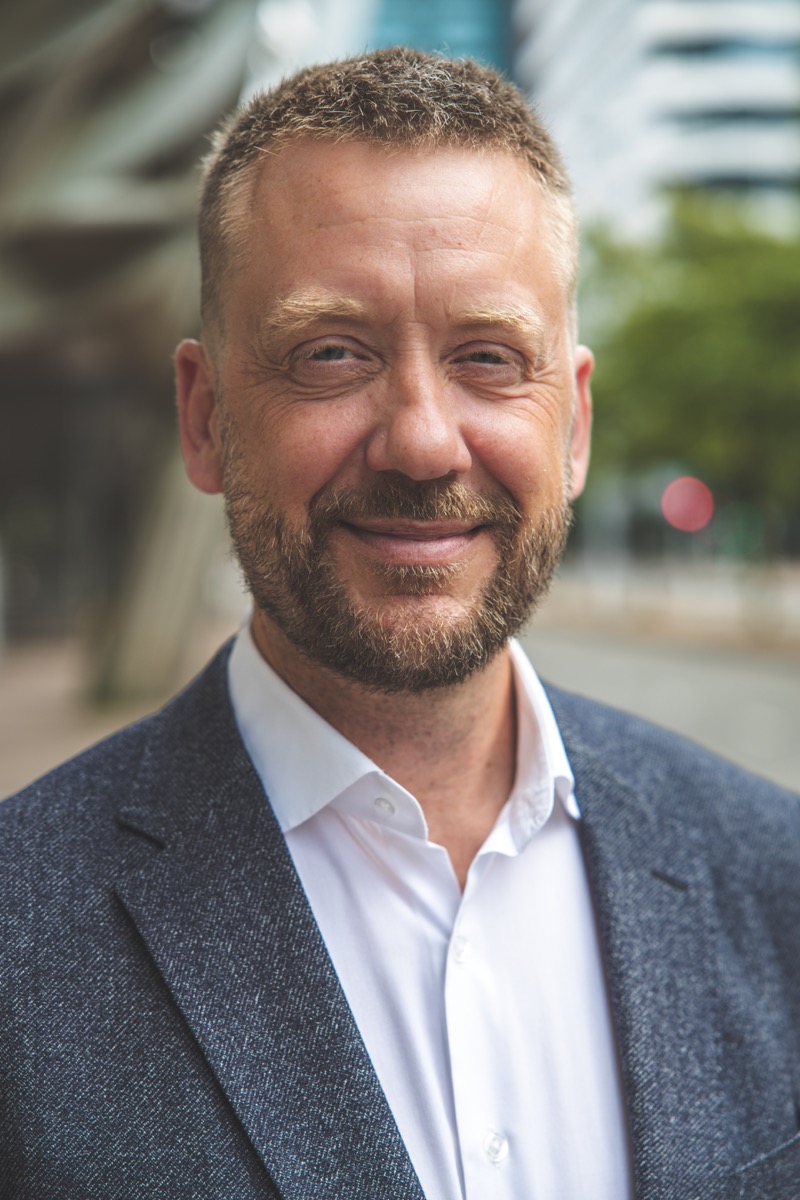 CEO headshot close-up in pak — portretfotograaf Den Haag