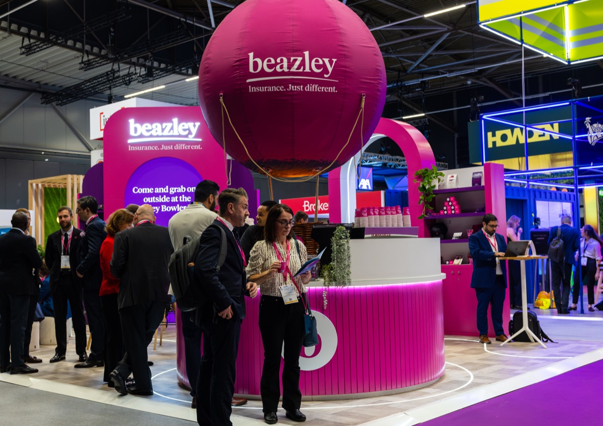 Beursfotograaf toont Beazley-stand met bezoekers op FERMA Forum beursvloer