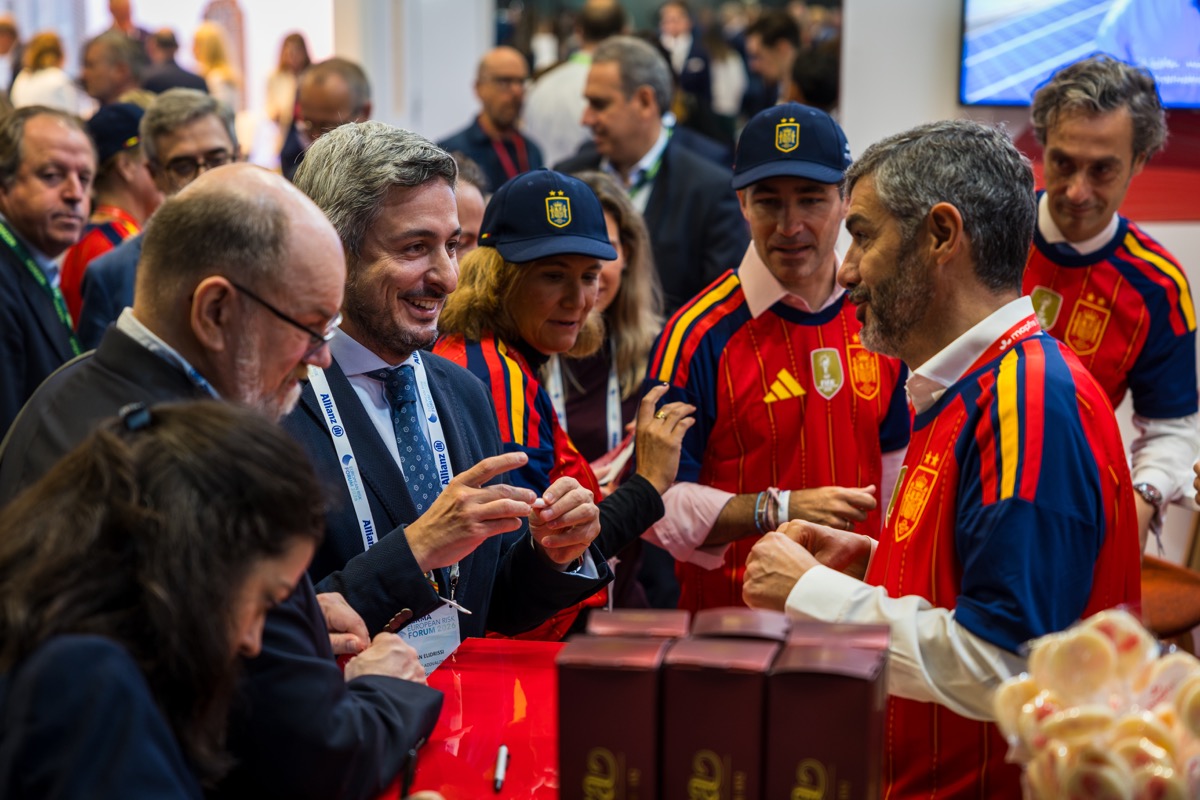 Allianz-stand met bezoekers op de beurs — bruikbaar voor sponsorrapportage