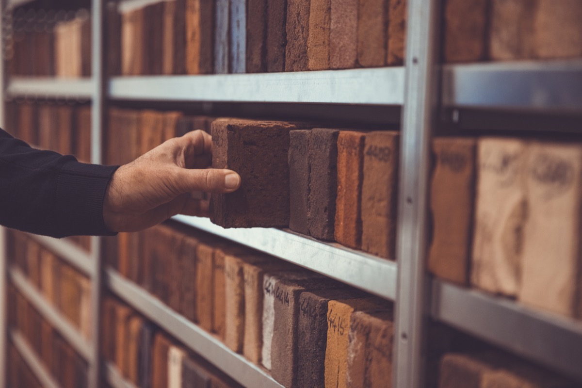 Architect selecteert steen uit materiaalbibliotheek