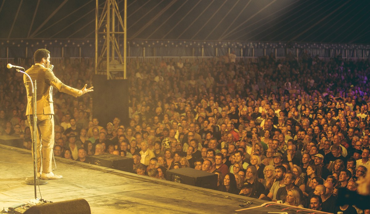 Live performance with audience and light show