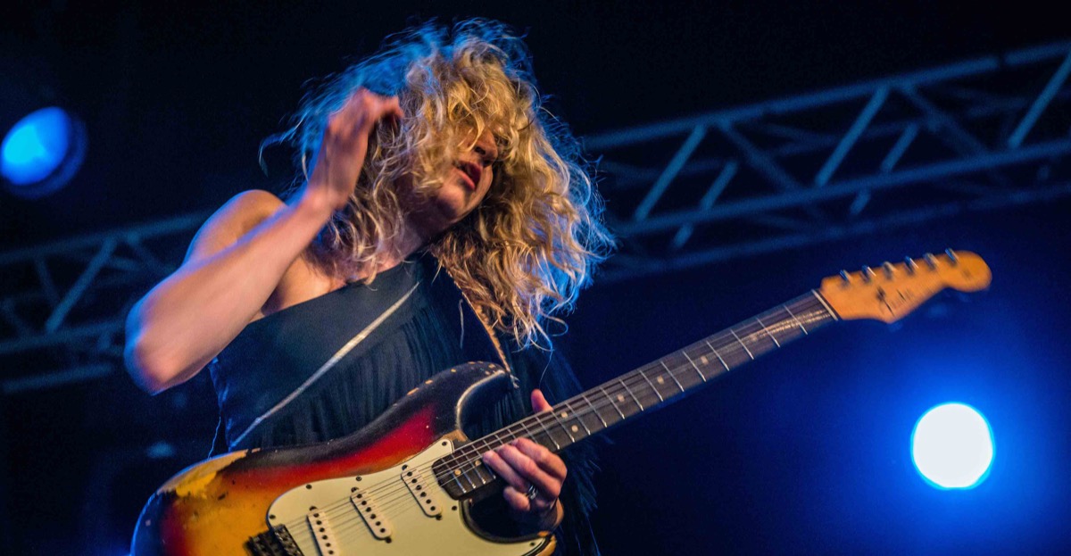 Concert photography — live performance with audience and light show