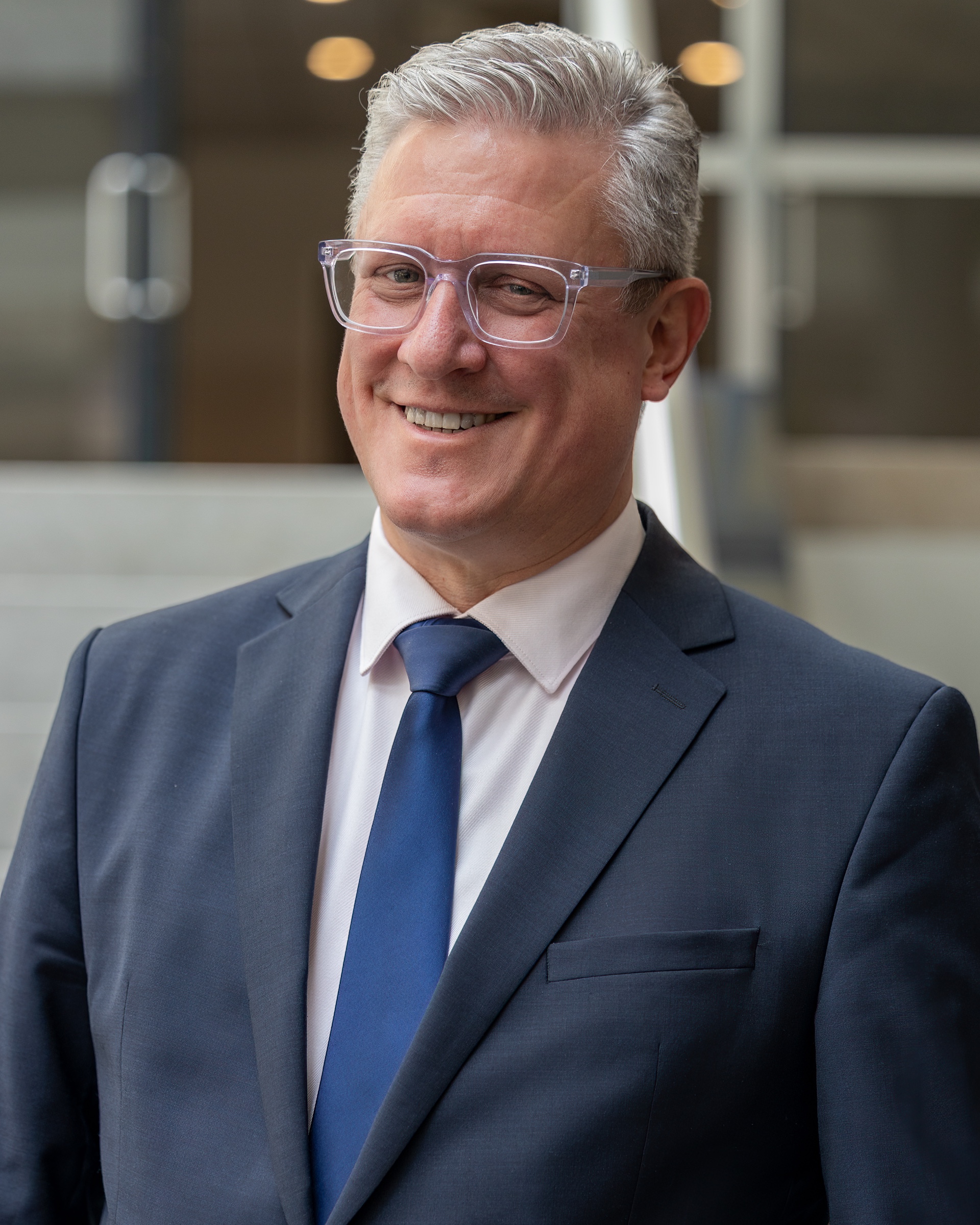 Zakelijk portret directeur met bril — portretfotograaf Rotterdam