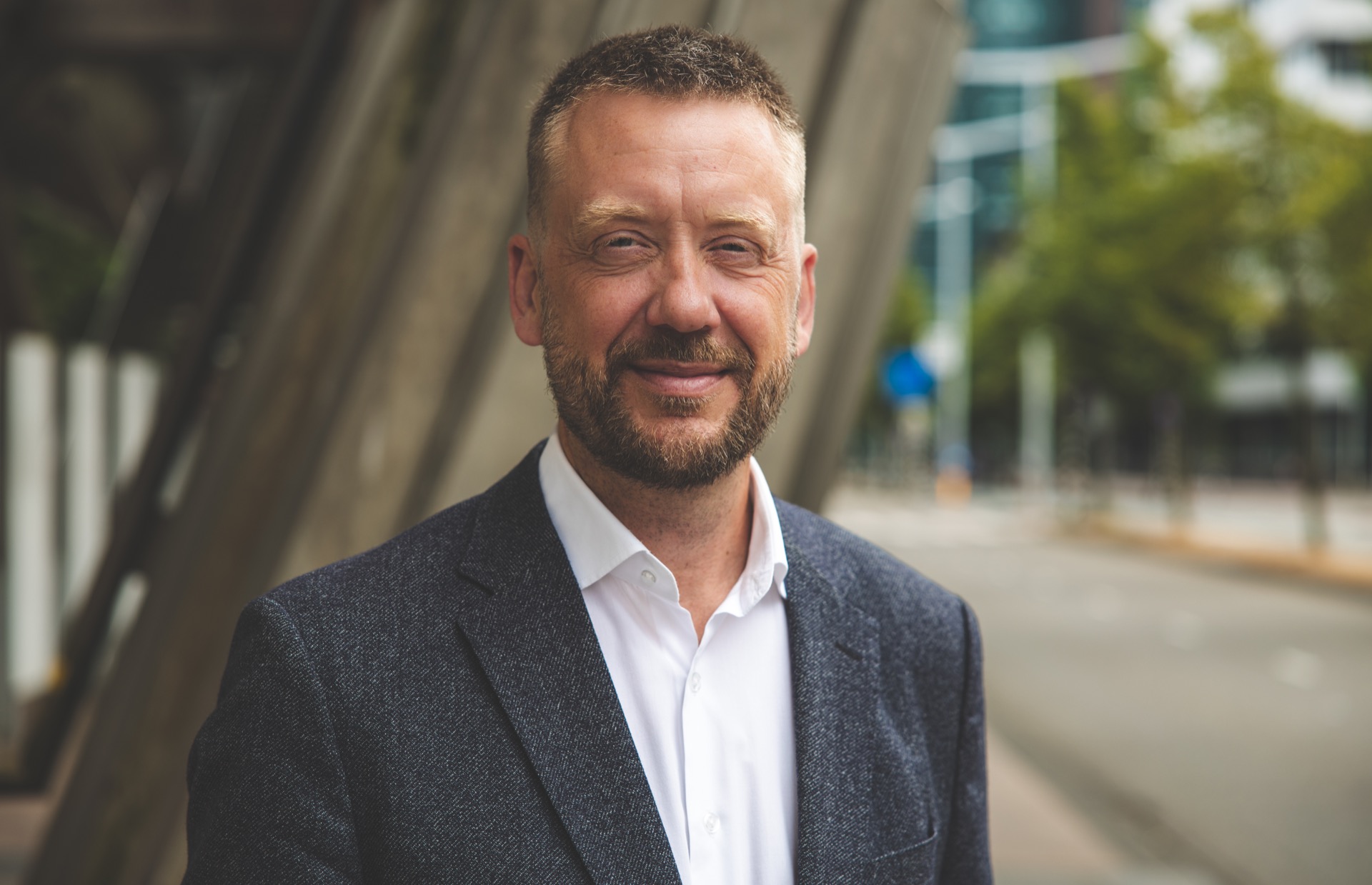 CEO-portret buiten in het Beatrixkwartier Den Haag — zakelijk portretfotograaf