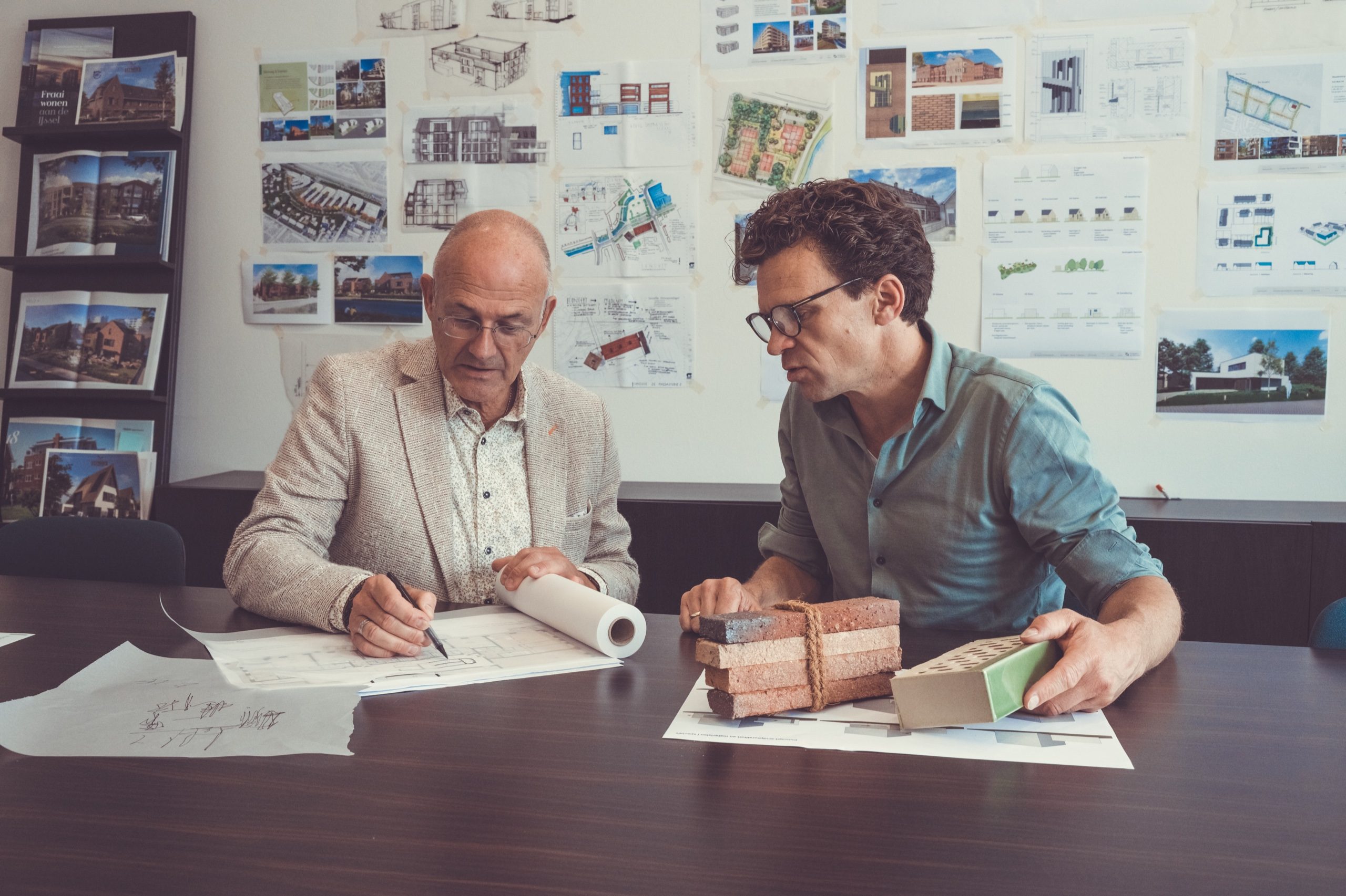 Architecten in overleg over bouwplannen