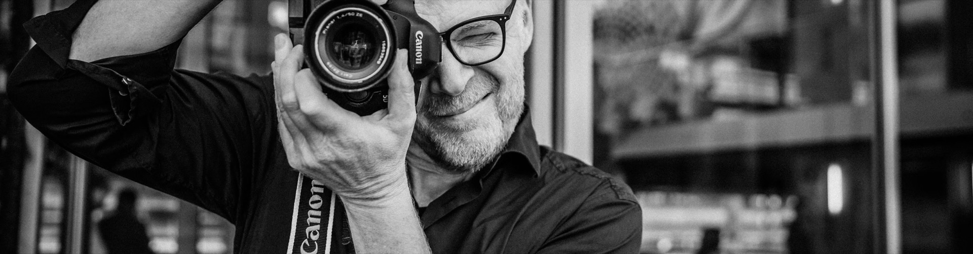 Willem Martinot with camera — corporate photographer The Hague